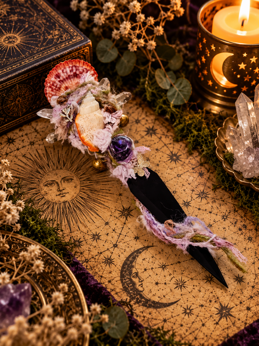 Amethyst & Scallop Shell Black Stainless Steel Athame 紫水晶扇形貝殼黑色不鏽鋼魔法刀刃，配白水晶小柱、紫水晶滾石、貝殼、鈴鐺及淺銀色植物吊飾