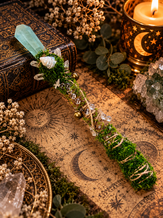 Fluorite & Goji Wood Ritual Wand 螢石枸杞木儀式權杖，配貝殼、白水晶小柱及珠飾、金屬鈴鐺和銀色蝴蝶吊飾