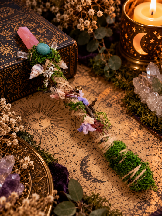 Rose Quartz & Green Aventurine Goji Wood Ritual Wand 粉晶東陵玉枸杞木儀式權杖，配貝殼、白水晶小柱、鈴鐺及銀色海馬吊飾